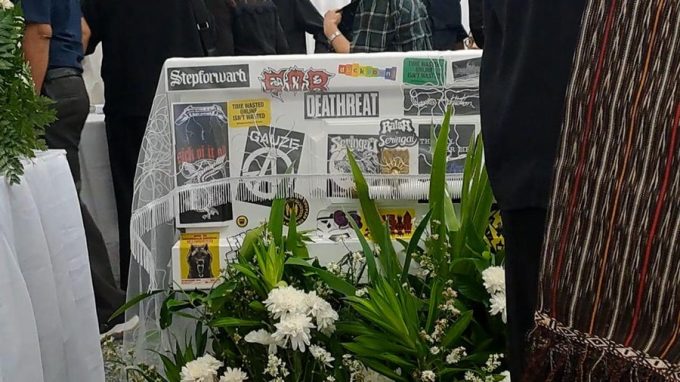 Wujud peti jenazah mendiang Ricky Siahaan.