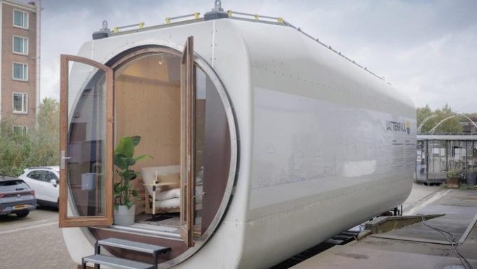 Kreatifitas bekas turbin angin yang diubah jadi rumah.