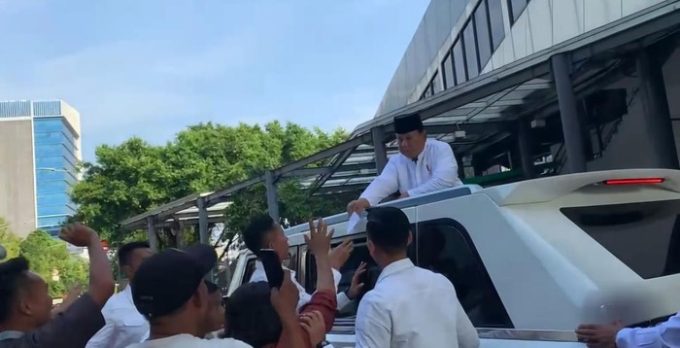 Prabowo sapa warga usai Idul Adha.