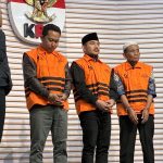 KPK Tahan Bupati Bekasi Ade Kuswara dan Ayahnya.