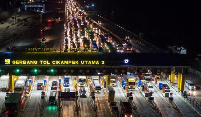 Arus Mudik Meningkat, Contraflow Diberlakukan di Tol Jakarta-Cikampek Malam Ini.