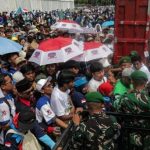 Ribuan Buruh Terima Paket Sembako dari Istana Presiden.