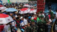 Ribuan Buruh Terima Paket Sembako dari Istana Presiden.