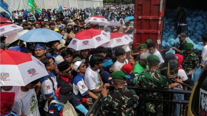 Ribuan Buruh Terima Paket Sembako dari Istana Presiden.