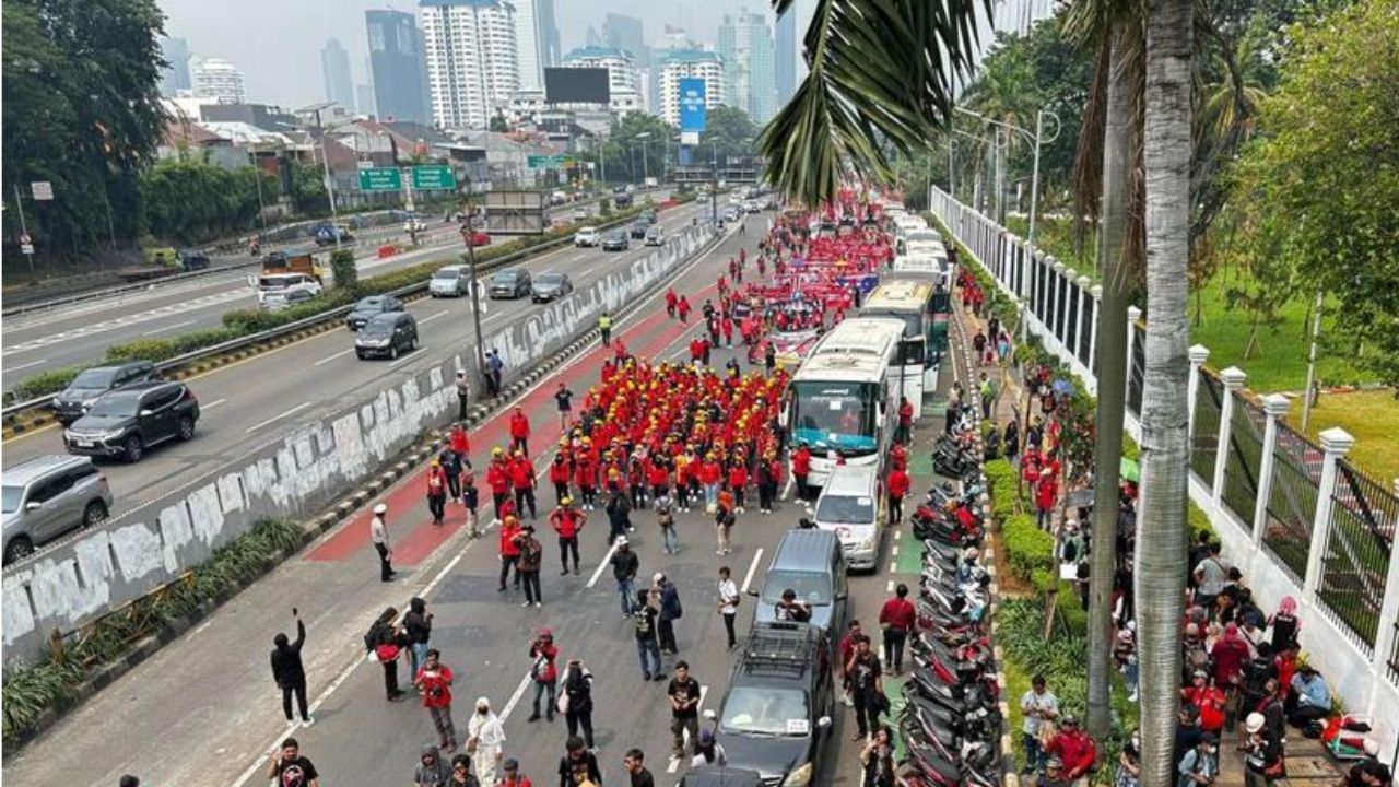 Demonstrasi buruh setiap tanggal 1 Mei.