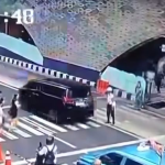 Rekaman CCTV memperlihatkan Alphard yang menerobos pelican cross.