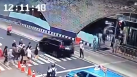 Rekaman CCTV memperlihatkan Alphard yang menerobos pelican cross.