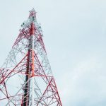 Ilustrasi menara pemancar sinyal internet.