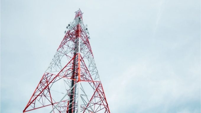 Ilustrasi menara pemancar sinyal internet.