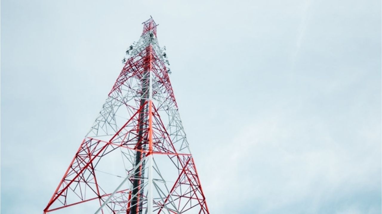 Ilustrasi menara pemancar sinyal internet.