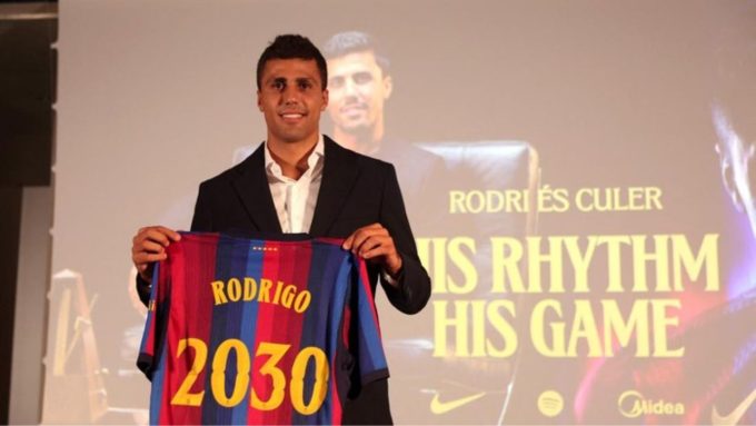 Rodri Resmi Gabung Barcelona, Hansi Flick: Dia Pemain Fantastis.