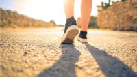 Jalan Kaki 30 Menit Bisa Bantu Turunkan Tekanan Darah, Ini Tipsnya.