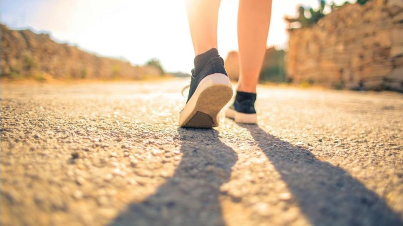 Jalan Kaki 30 Menit Bisa Bantu Turunkan Tekanan Darah, Ini Tipsnya.